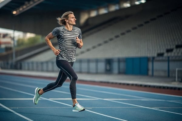 Photo-realistic image of an athlete performing strongly and comfortably, suggesting the positive effect of insoles on performance and pain reduction